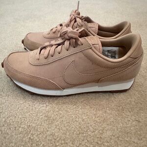 Nike Women's Daybreak tan Sneakers
